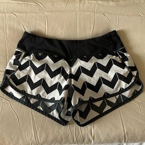 Lululemon Shorts Women Black and White Chevron Design Size 2
